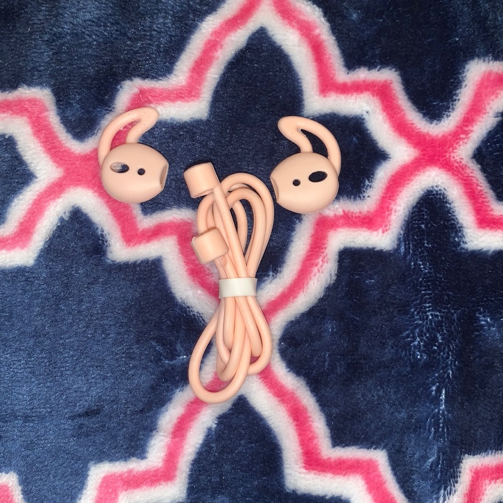 Ear piece grippers